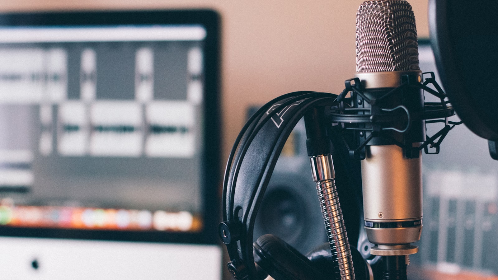 Casque audio posé sur un microphone dans un studio de podcast