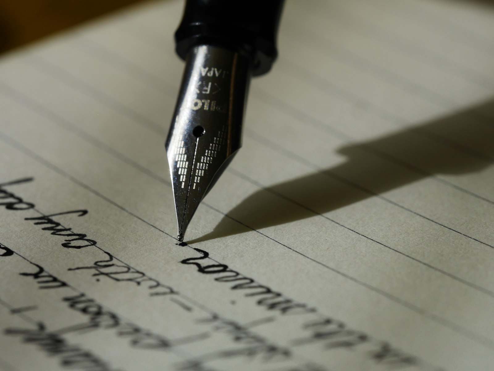 Écriture d'un récit à la plume, travail de storytelling