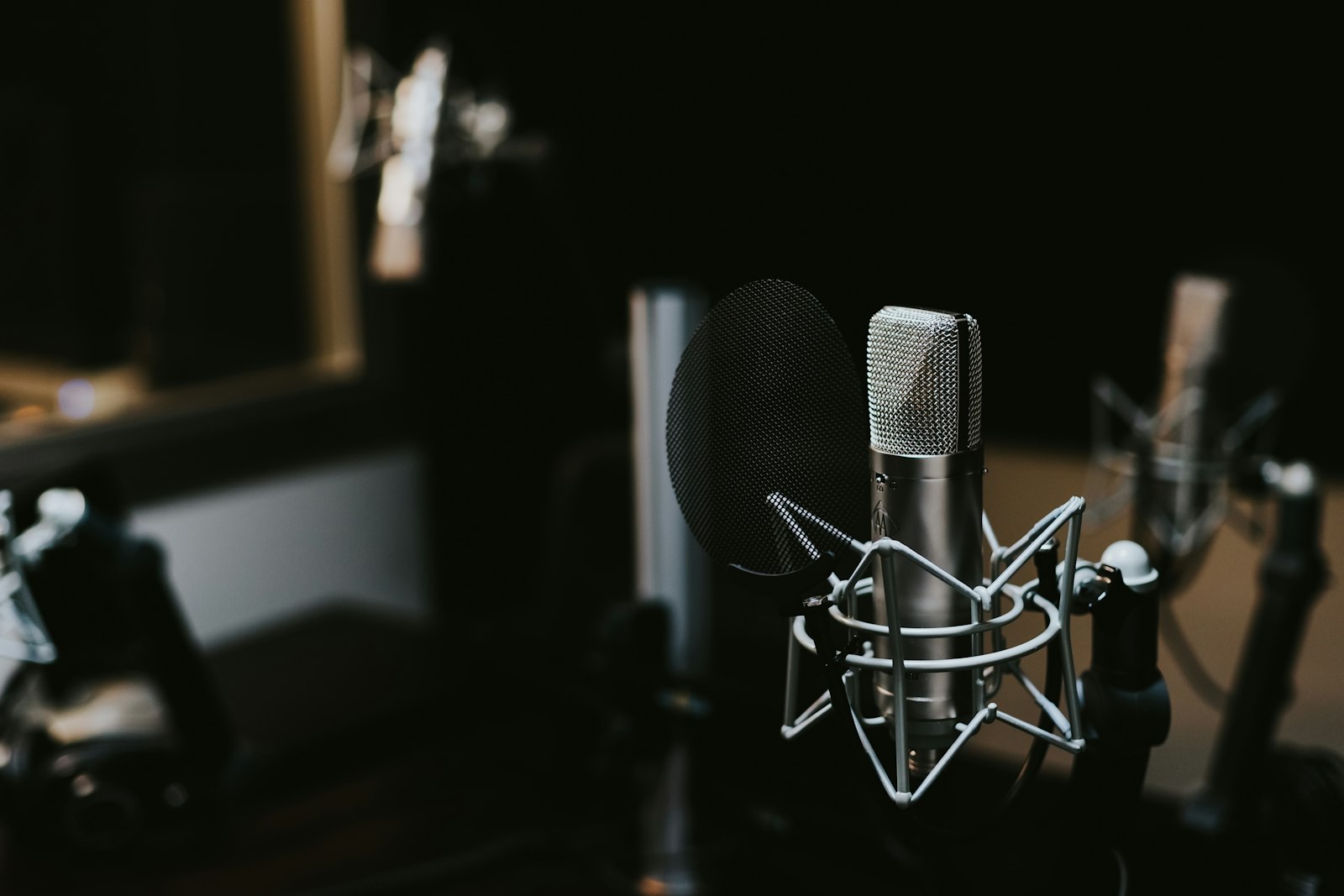 Micro de studio en gros plan pour l'enregistrement d'un podcast