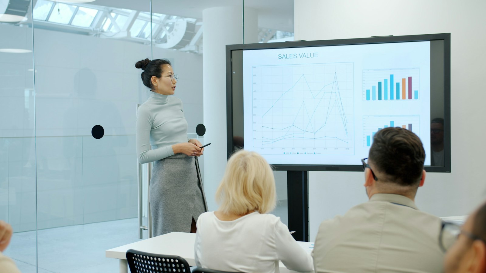 Femme présentant un graphique à son équipe